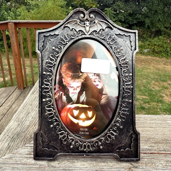 NEW Halloween Gothic Black Photo Frame Tombstone Shape Bat Design 4x6 - Picture 1 of 3